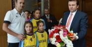 Şampiyon Hentbolculardan Başkan Erkoç'a Ziyaret