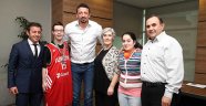 Tbf Ceo’su Türkoğlu İle Hayranı Çetiner’in Buluşması Duygulandırdı…
