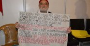 Tek kişilik protestocudan “Kitap Okuyun” çağrısı!