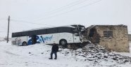 Yolcu Otobüsü Eve Girdi: 3 Yaralı