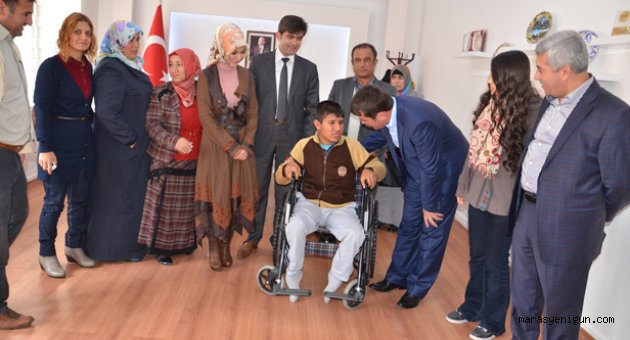 TÜRKOĞLU BELEDİYESİNDEN,5 ENGELLİYE DAHA TEKERLEKLİ SANDALYE.