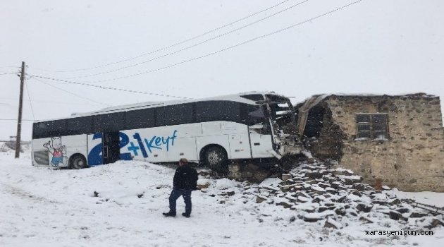 Yolcu Otobüsü Eve Girdi: 3 Yaralı